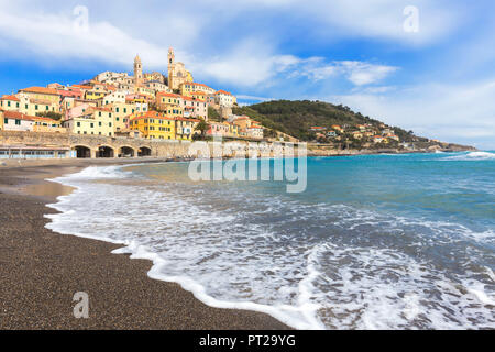 Briser les vagues sur la plage de Cervo village, Cervo, province d'Imperia, Ligurie, Italie, Europe, Banque D'Images