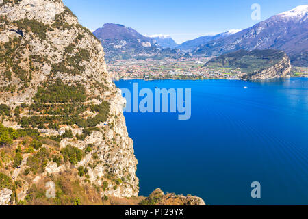 Strada del Ponale avec le lac de Garde, Pregasina, Riva del Garda, Lac de Garde, province de Trento, Trentino Alto Adige, Italie, Europe, Banque D'Images