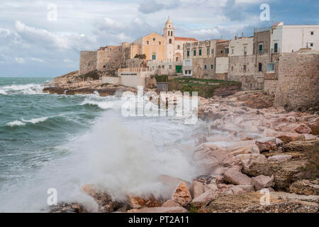 L'église de San Francesco, sur une mer déchaînée, Vieste, Foggia jour province, Pouilles, Italie, Europe Banque D'Images