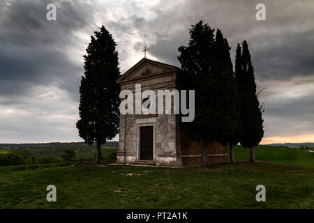 Lever de soleil sur la chapelle de la Madonna di Vitaleta, val d'orcia, Sienne, Toscane, Italie Banque D'Images