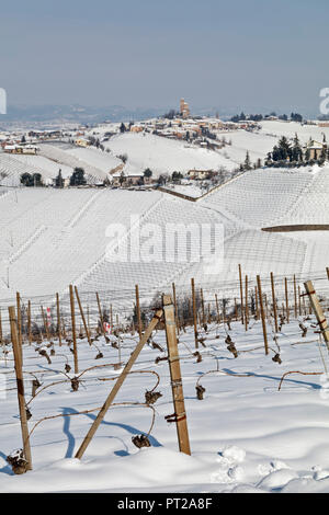 Langhe, Cuneo, Piémont, Italie, région du vin Langhe neige de l'hiver, le château de Serralunga d'Alba Banque D'Images