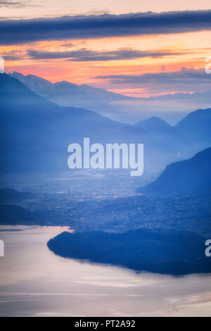 Lever du soleil sur le lac de Côme et de la Valteline, ci-dessus, l'église San Bernardo Monte Bregagno, Dongo, Lac de Côme, Lombardie, Italie, Europe, Banque D'Images