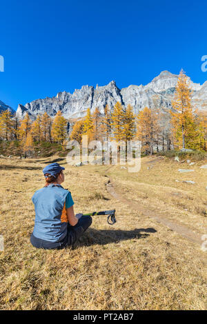 Une fille est se reposer près de la Nero Lake dans l'Alpe Veglia et parc naturel Alpe Devero (Buscagna Vallée, Alpe Devero, Baceno, Verbano Cusio Ossola province, Piémont, Italie, Europe) Banque D'Images