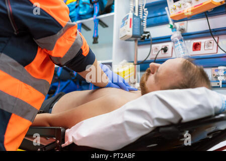 Médecin d'urgence réanimer un patient dans l'ambulance. CPR réanimation. Banque D'Images