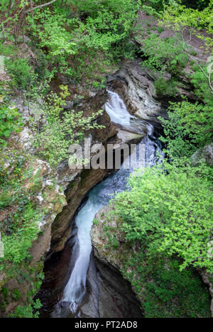 Vue sur les chutes d'eau dans les gorges de la vallée de Muggio Breggia, Mendrisio, District, Canton du Tessin, Suisse, Banque D'Images