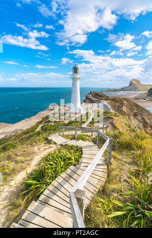 Delémont lighthouse et Castle Rock en arrière-plan, Delémont, région de Wairarapa, île du Nord, Nouvelle-Zélande, Banque D'Images