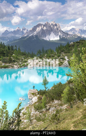 Homme debout au lac Sorapiss Sorapiss, Lac, Dolomites, Veneto, Italie Banque D'Images