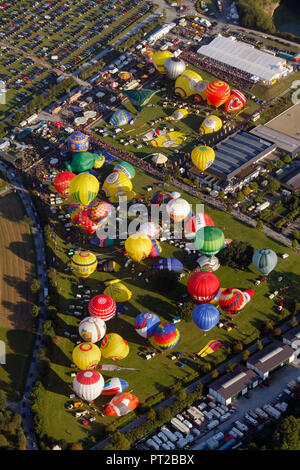 Vue aérienne, 20ème Warsteiner Montgolfiade, près de 200 ballons s'élevant dans le ciel, Warstein, Rhénanie-Palatinat, Hesse, Allemagne, Europe, Banque D'Images