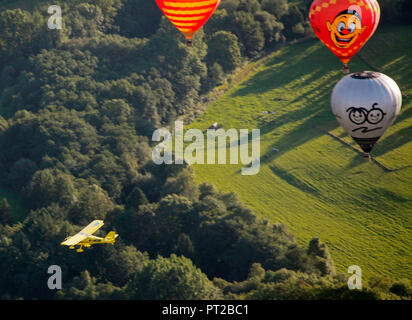 Vue aérienne, 20ème Warsteiner Montgolfiade, près de 200 ballons s'élevant dans le ciel, Warstein, Rhénanie-Palatinat, Hesse, Allemagne, Europe, Banque D'Images