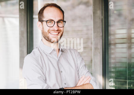 Portrait of laughing businessman wearing glasses Banque D'Images