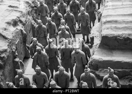 Terracotta Warriors dans la fosse 1 en noir et blanc à la sépulture de l'empereur Qin Shi Huang Di à Xi'an, Shaanxi, Chine. Banque D'Images