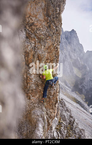 L'Autriche, Innsbruck Nordkette, homme, dans l'escalade de rochers Banque D'Images