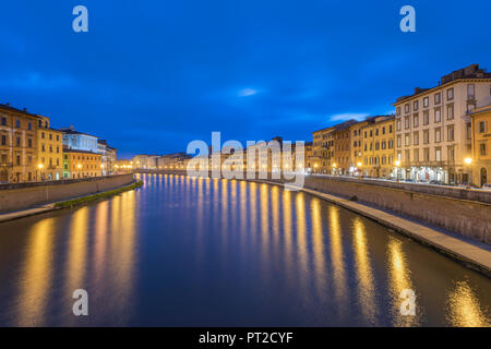 L'Italie, Pise, Vieille Ville, Rivière Arno à heure bleue Banque D'Images