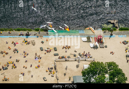 Seaside Beach Baldeney, baignant dans la Ruhr, la baignade dans le Baldeneysee, lido, Beach Volley-ball, escalade, plage de sable, Cross-Fit, Football, Hot Rod, canoë, golf miniature, Segway, planche à voile, Essen, Ruhr, Rhénanie du Nord-Westphalie, Allemagne Banque D'Images