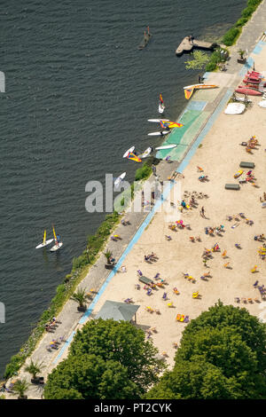 Seaside Beach Baldeney, baignant dans la Ruhr, la baignade dans le Baldeneysee, lido, Beach Volley-ball, escalade, plage de sable, Cross-Fit, Football, Hot Rod, canoë, golf miniature, Segway, planche à voile, Essen, Ruhr, Rhénanie du Nord-Westphalie, Allemagne Banque D'Images