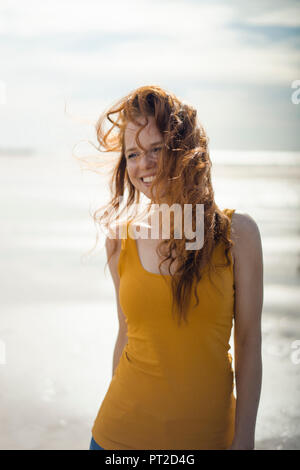 Portrait d'une femme rousse, riant joyeusement sur la plage Banque D'Images