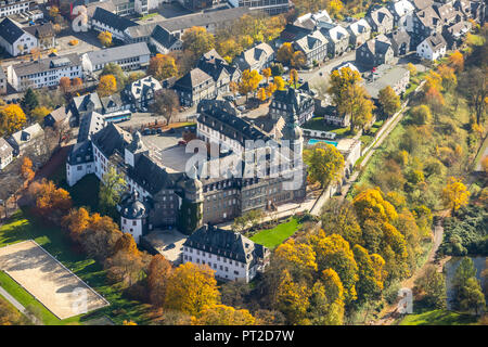 Château Berleburg, Schloss-Schänke, Golden Octobre, l'été indien, parc du château, les feuilles d'automne, l'automne humeur, Bad Berleburg, Rhénanie-Palatinat, Hesse, Allemagne Banque D'Images