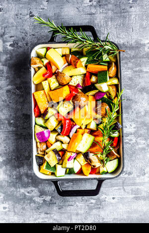 Four des légumes, courgettes, aubergine, pomme de terre, carotte, patate douce, champignon, oignon et ail Banque D'Images