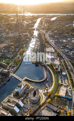 Holzhafen à Duisburg est un navire tournant dans le port intérieur entre la marina et le barrage de Portsmouth, immeuble de bureaux cinq bateaux, Schwanenbrücke, Marina, avec vue sur le Rhin dans la lumière arrière, Duisburg, Ruhr, Rhénanie du Nord-Westphalie, Allemagne Banque D'Images