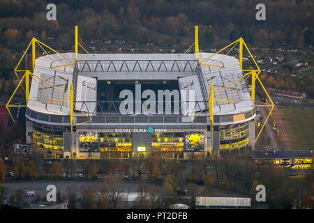 SignalIdunaPark, BVB, stade Westfalenstadion au crépuscule, photo de nuit, l'éclairage, Dortmund, Ruhr, Rhénanie du Nord-Westphalie, Allemagne Banque D'Images