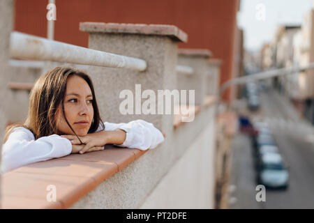 Portrait of young woman relaxing on toit-terrasse Banque D'Images