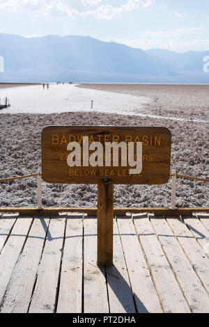 Nous, au sud-ouest, en Californie, Badwater Badwater, bassin, la vallée de la mort, Death Valley National Park, signe, au-dessous du niveau de la mer, point le plus bas en Amérique du Nord Banque D'Images