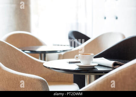 Pologne, Varsovie, le journal et l'espresso cup at lounge de l'hôtel Banque D'Images