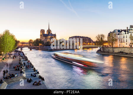 France, Paris, bateau de tourisme sur la Seine avec la cathédrale Notre-Dame en arrière-plan Banque D'Images