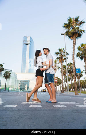 Jeune couple standing on street, tomber en amour Banque D'Images