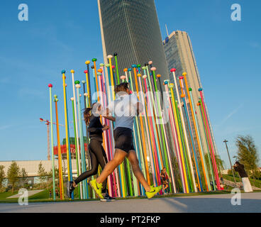 Le 26 septembre 2018 Milan Italie:Sculpture dans le quartier des trois tours de Milan. Par Pascale Marthine Tayou, coloris. Banque D'Images