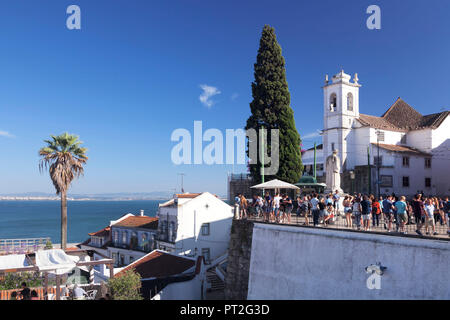 Vue sur l'Alfama district de rivière theTagus, Miradouro de Santa Luzia, Lisbonne, Portugal Banque D'Images