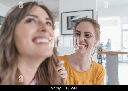 Réunion de deux copines dans un café, s'amuser Banque D'Images