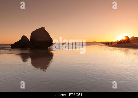 Praia de Tres Irmaos au coucher du soleil, Alvor, Algarve, Portugal Banque D'Images