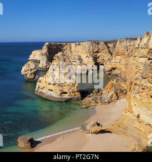 Plage Praia da Marinha, côte rocheuse, à Lagoa, Algarve, Portugal Banque D'Images