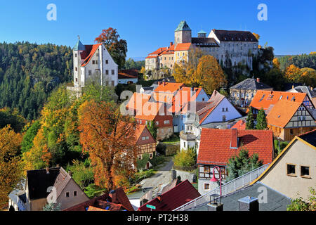 Centre-ville historique avec le château, Hohnstein, des montagnes de grès de l'Elbe, la Suisse Saxonne, Saxe, Allemagne Banque D'Images