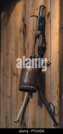 Old rusty farm tools accroché sur une porte en bois dans une lumière vive - Sheffield Banque D'Images