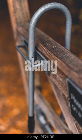 Un cadenas en métal sur une barrière en bois afin de maintenir les animaux hors d'un champ à Sheffield lors d'une froide journée d'automne Banque D'Images