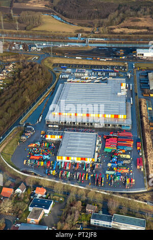 -Boîtes, caisses de bière, des bouteilles consignées sur les locaux de la société TrinkGut à Hamm, caisses colorées, parc industriel, zone industrielle Schmiedingstraße, Hamm, Ruhr, Rhénanie du Nord-Westphalie, Allemagne Banque D'Images