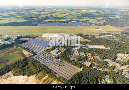 L'aéroport de Niederrhein, Ryan, l'aéroport de Weeze Airport, l'aéroport de Düsseldorf Weeze (avions), Ryan Air, Parking, borne, d'aéronefs sur le tarmac, Weeze, Bas-rhin, Rhénanie du Nord-Westphalie, Allemagne Banque D'Images