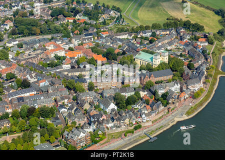 Le centre-ville de Rees avec église paroissiale Maria Himmelfahrt, promenade du Rhin, Rhin, Rees, Bas-rhin, Rhin, Rhénanie du Nord-Westphalie, Allemagne Banque D'Images