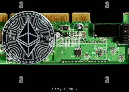 Image symbolique de la monnaie numérique, de l'argent monnaie Ethereum physique sur le circuit board Banque D'Images