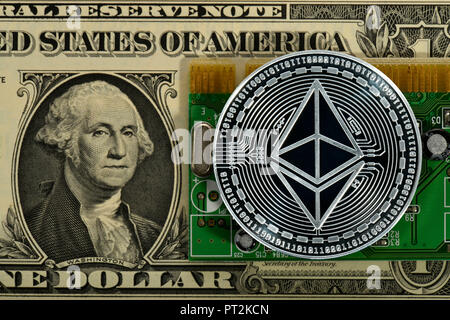 Image symbolique de la monnaie numérique, de l'argent monnaie physique sur l'Ethereum 1 billets de dollar et de circuits imprimés Banque D'Images