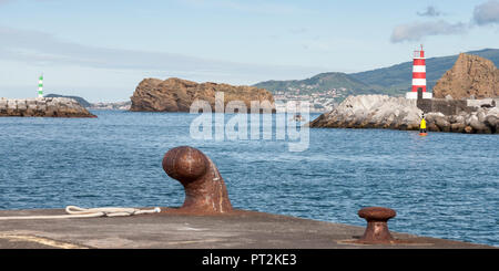 Sortie du port de Horta sur l'île de Pico, à travers des rochers dans l'eau ouverte Banque D'Images