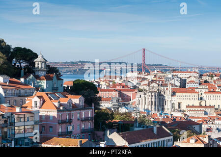 Vue sur Lisbonne du Miradouro da la ville de Garca, et le pont Ponte 25 de Abril Banque D'Images