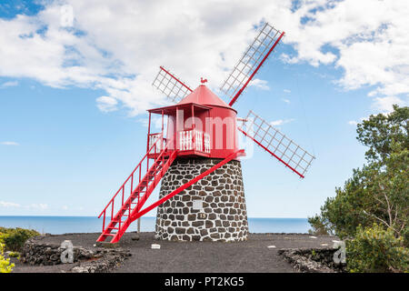 Moulin de Sao Joao sur Pico, construite en pierre volcanique noire avec bogies rouge Banque D'Images