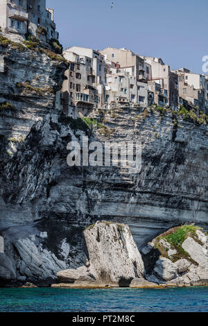 Vue sur la vieille ville de Bonifacio, Corse et les rochers escarpés de la mer Banque D'Images