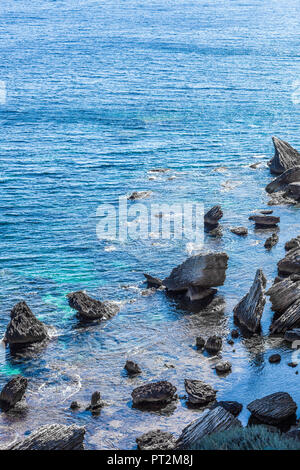 Rochers escarpés dans le bleu profond de la mer au large de Bonifacio, Corse Banque D'Images