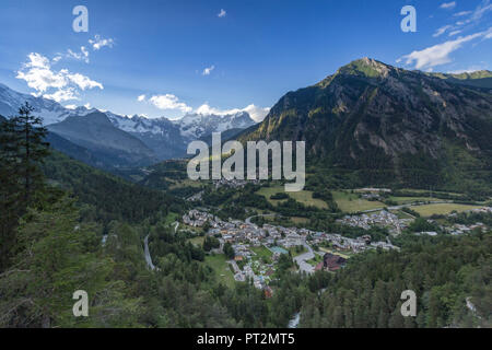 Panorama sur Pré-Saint-Didier et la chaîne du Mont Blanc, de la vallée d'aoste, Italie Banque D'Images