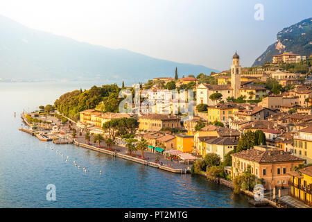 Lever du soleil à Limone del Garda, sur la rive ouest du lac de Garde, Brescia, Lombardie, Italie Banque D'Images