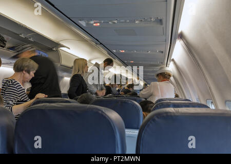 KIEV, UKRAINE - le 12 juillet 2018 : les passagers non reconnus dans la cabine Boeing dans l'Aéroport International de Boryspil. Banque D'Images